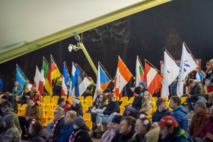 Wolonatriusze z flagami państw i kibice w amfiteatrze