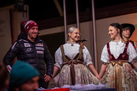 Przedstawicielki Zespołu Wisła w strojach regionalnych