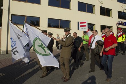 Pochód reprezentacji z Hotelu Gołębiewski do amfiteatru