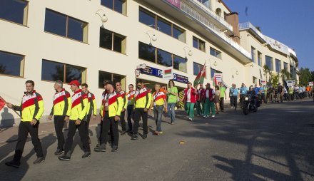 Pochód reprezentacji z Hotelu Gołębiewski do amfiteatru