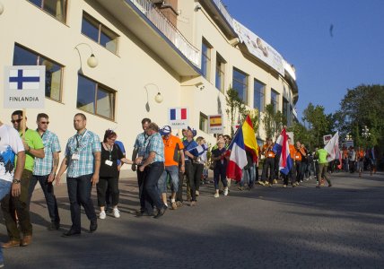 Reprezentacja Finlandii i Francji w trakcie pochodu