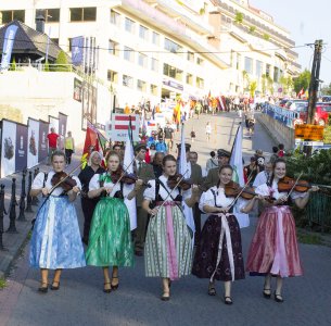 Dziewczyny z Zespołu "Wisła" grające na skrzypcach w trakcie pochodu