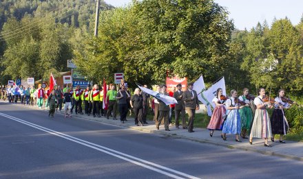 Pochód reprezentacji z Hotelu Gołębiewski do amfiteatru