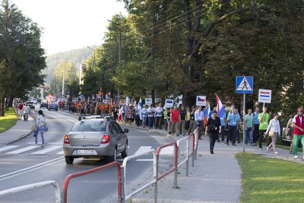 Pochód reprezentacji z Hotelu Gołębiewski do amfiteatru