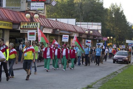 Pochód reprezentacji z Hotelu Gołębiewski do amfiteatru