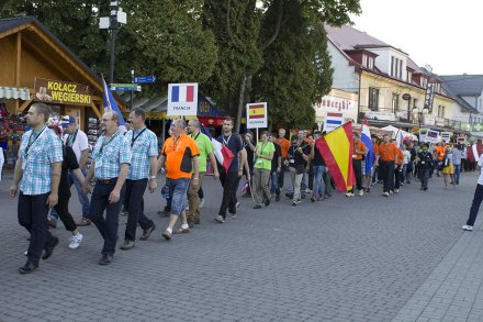 Pochód reprezentacji z Hotelu Gołębiewski do amfiteatru