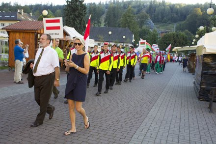 Pochód reprezentacji z Hotelu Gołębiewski do amfiteatru