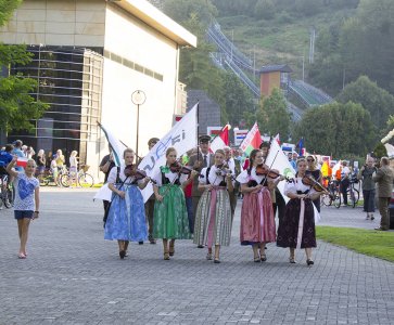 Dziewczyny z Zespołu "Wisła" grające na skrzypcach w trakcie pochodu