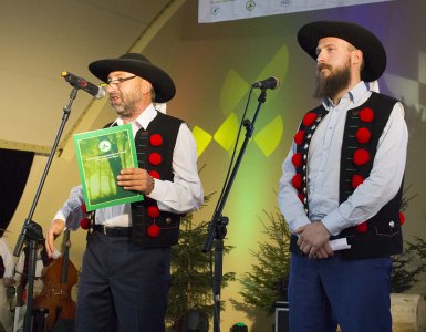 Prowadzący ceremonię otwarcia na amfiteatrze