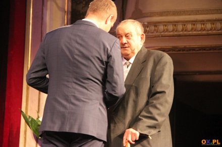 Henryk Itner odbierający laur