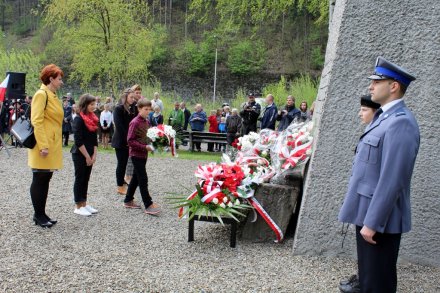 Delegacja SP5 składa kwiaty pod pomnikiem