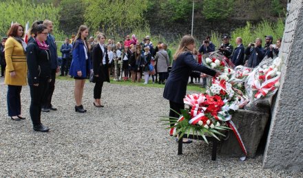 Delegacja ZSGH im. W. Reymonta składa kwiaty pod pomnikiem