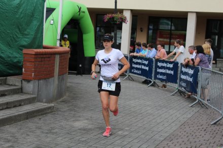 Zawodniczka rusza na 13-kilometrową trasę