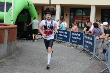 Zawodnik rusza na 13-kilometrową trasę