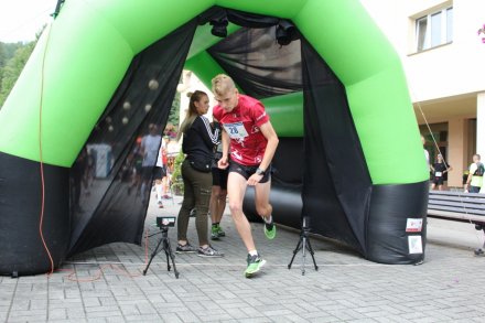Zawodnik rusza na 13-kilometrową trasę