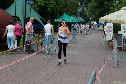 Zawodniczka na trasie w Parku Kopczyńskiego