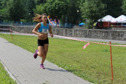 Zawodniczka na trasie w Parku Kopczyńskiego
