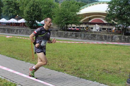 Zawodnik na trasie w Parku Kopczyńskiego