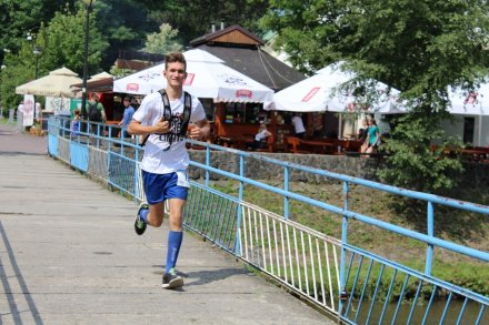 Zawodnik na trasie w Parku Kopczyńskiego