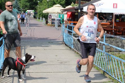 Zawodnik na trasie w Parku Kopczyńskiego