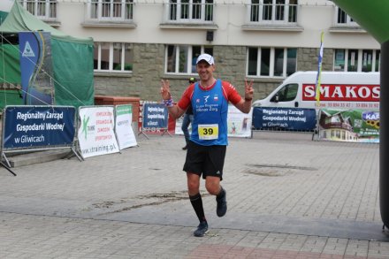 Usmiech na twarzy finiszującego biegacza