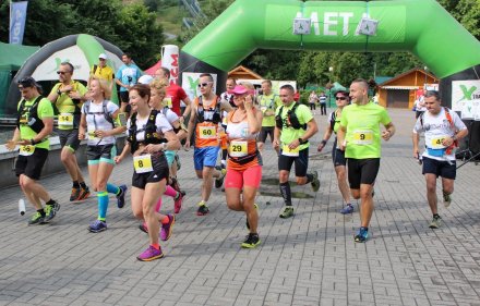Zawodnicy ruszają na 21-kilometrową trasę