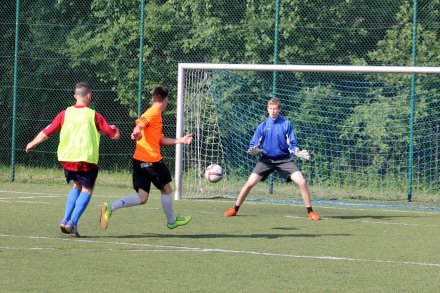 Mateusz Madzia strzela na bramkę