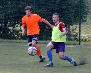 Dominik Pilch z Knaga Bambo FC zagrywa futbolówkę