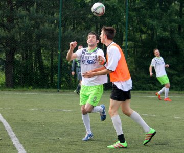 Ireneusz Miedziak i Remigiusz Pilch walczą o górną piłkę