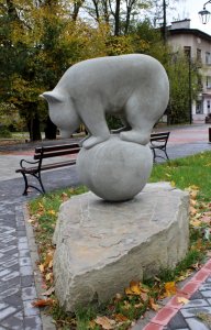 Rzeźba misia na deptaku w Wiśle