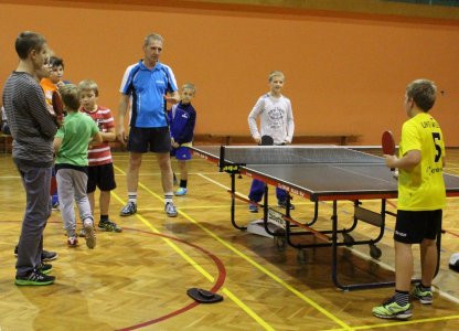 Trener Zdzisław Felski instruuje młodych zawodników