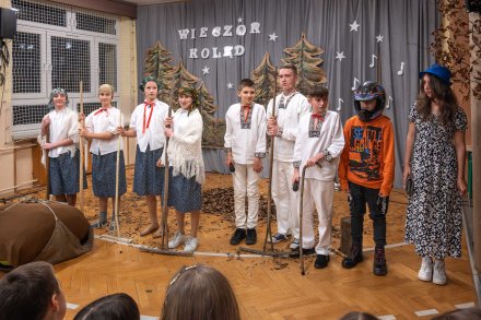 Kolędowanie w Szkole Podstawowej nr 2 w Wiśle Czarnem