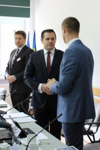 Moment ogłoszenia absolutorium dla burmistrza Tomasza Bujoka