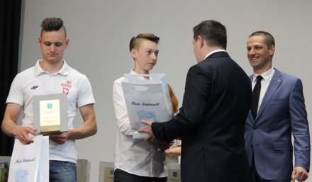 Burmistrz przekazuje słodycze Bartoszowi Czyżowi