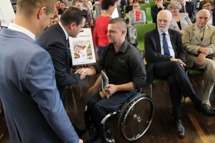 Janusz Krężelok odbiera gratulacje od burmistrza Tomasza Bujoka
