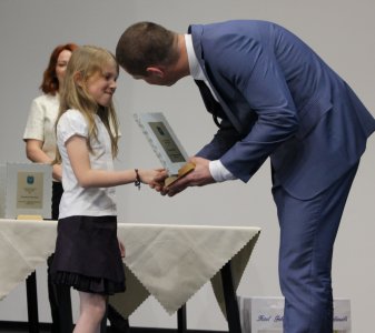 Przewodniczący Janusz Podżorski przekazuje statuetkę Lenie Pustówce