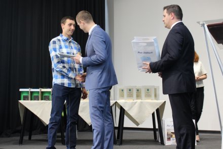 Wręczenie statuetki Pawłowi Słowiokowi
