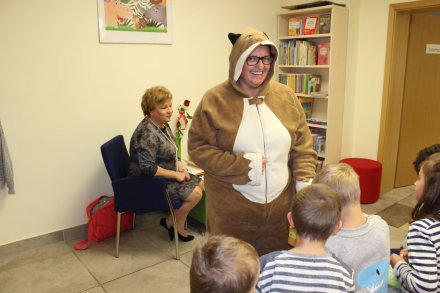 Miś odwiedził dzieci w bibliotece