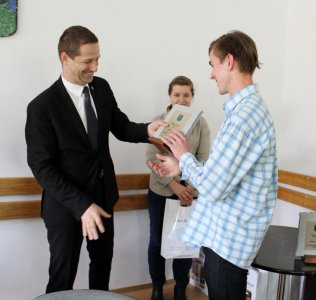Artur Kukuła odbiera statuetkę od przewodniczącego Rady Miasta Janusza Podżorskiego