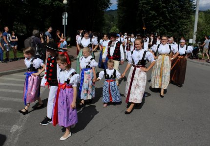 Mieszkańcy Wisły w strojach regionalnych podczas korowodu