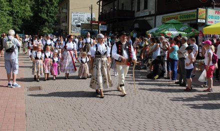 Korowód przemierza głównym deptakiem