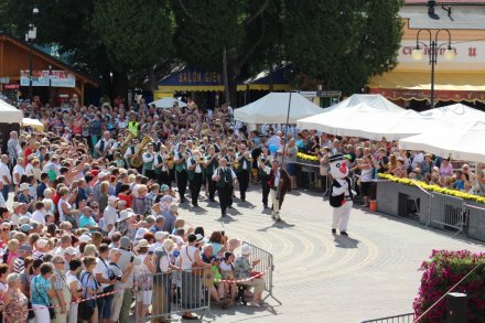 Czoło korowodu z Wiślaczkiem i orkiestrą wchodzą na plac Hoffa