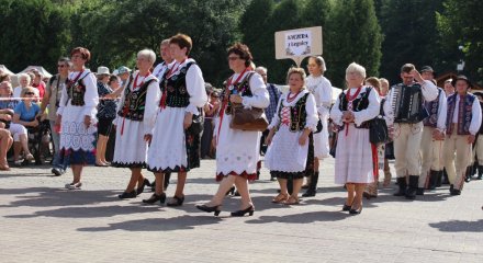 Zespół "Kyczera" z Legnicy w korowodzie