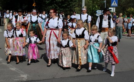 Mieszkańcy Wisły w strojach regionalnych podczas korowodu