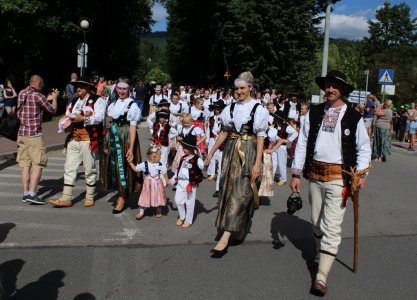 Mieszkańcy Wisły w strojach regionalnych podczas korowodu