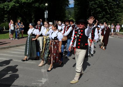 Mieszkańcy Wisły w strojach regionalnych podczas korowodu