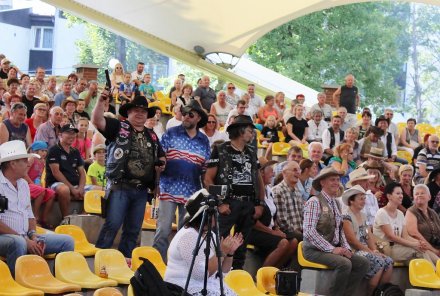 Kowboje strzelający w amfiteatrze