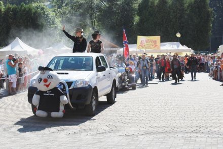 Czoło korowodu to samochód z Wiślańskiego Centrum Kultury