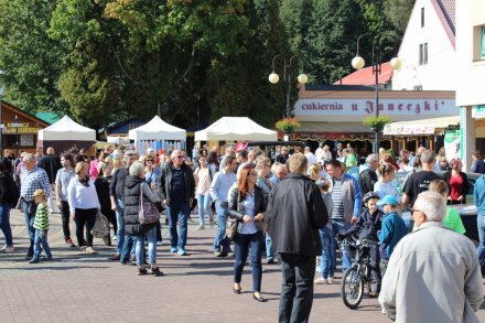 Liczne osoby odwiedzające pokaz samochodów zabytkowych