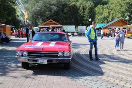 Jeden z zabytkowych pojazdów wjeżdża na płytę placu Hoffa